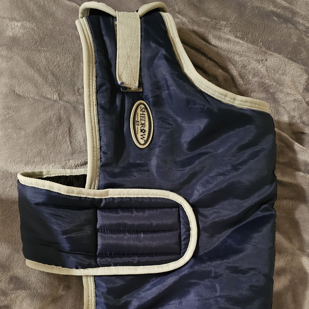 Large dog (labrador size) dog coat shedrow